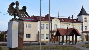 Zdjęcie dla galerii Pomnik Orła Piastowskiego na baranowskim rynku