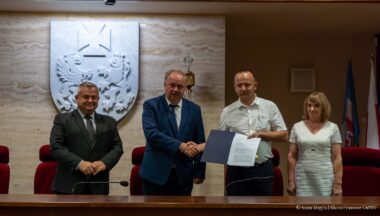 Zdjęcie dla artykułu Kolejne środki dla Gminy Baranów Sandomierski! Będą inwestycje dot. budowy i modernizacji dróg oraz zbiorników wodnych!