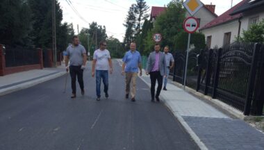 Zdjęcie dla artykułu Inwestycja zakończona! Mieszkańcy już mogą korzystać z wyremontowanych dróg w Baranowie Sandomierskim!