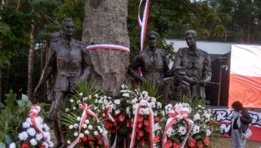 Zdjęcie dla artykułu Uroczyste odsłonięcie Pomnika Żołnierzy Wyklętych Niezłomnych w Mielcu !