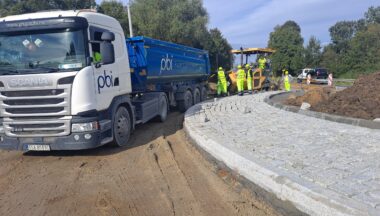 Zdjęcie dla artykułu Inwestycja coraz bliżej końca! Zobacz jak postępują prace związane z budową łącznika dróg wojewódzkich!