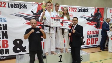 Zdjęcie dla artykułu Kolejne zawody pokonują bez przeszkód! Karatecy pokazują mistrzowską formę!