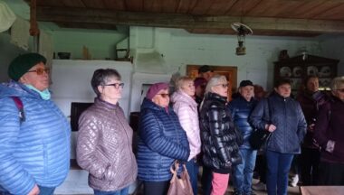 Zdjęcie dla artykułu Seniorzy z UTW poznają kulturę i życie Lasowiaków!