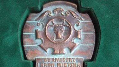 Zdjęcie dla artykułu Zgłoś kandydata do tytułu ,,Zasłużony dla Miasta i Gminy Baranów Sandomierski”!