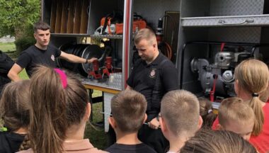 Zdjęcie dla artykułu Strażacy z OSP w Dąbrowicy uczą dzieci w szkole prawidłowego zachowania w sytuacji zagrożenia