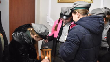 Zdjęcie dla artykułu Betlejemskie Światło Pokoju dotarło do Urzędu Miasta i Gminy Baranów Sandomierski