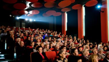 Zdjęcie dla galerii Seniorzy na spektaklu z okazji Dnia Kobiet