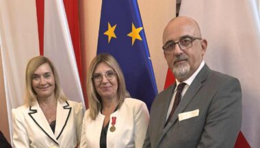 Zdjęcie dla artykułu Medal Komisji Edukacji Narodowej dla nauczycielki Zespołu Szkolno-Przedszkolnego w Ślęzakach