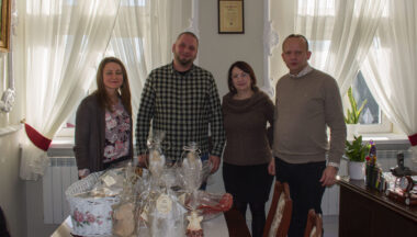 Zdjęcie dla artykułu Przekazanie prac wykonanych przez uczestników ŚDS i WTZ na licytację Fundacji „Z Serca Dla Serca”