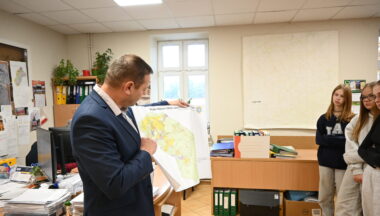 Zdjęcie dla artykułu Ósmoklasiści z Woli Baranowskiej z wizytą w Urzędzie Miasta i Gminy Baranów Sandomierski