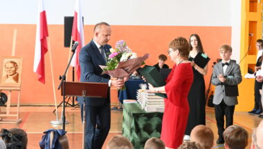 Zdjęcie dla artykułu Wyjątkowe zakończenie roku szkolnego w Zespole Szkół w Skopaniu – czas podziękowań, wzruszeń i pożegnań