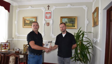 Zdjęcie dla artykułu Umowa na kolejny etap poprawy dostępności do budynków użyteczności publicznej podpisana!