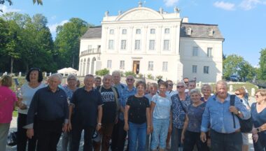 Zdjęcie dla artykułu Emeryci i renciści z Baranowa Sandomierskiego na wycieczce w Szydłowie i Kurozwękach